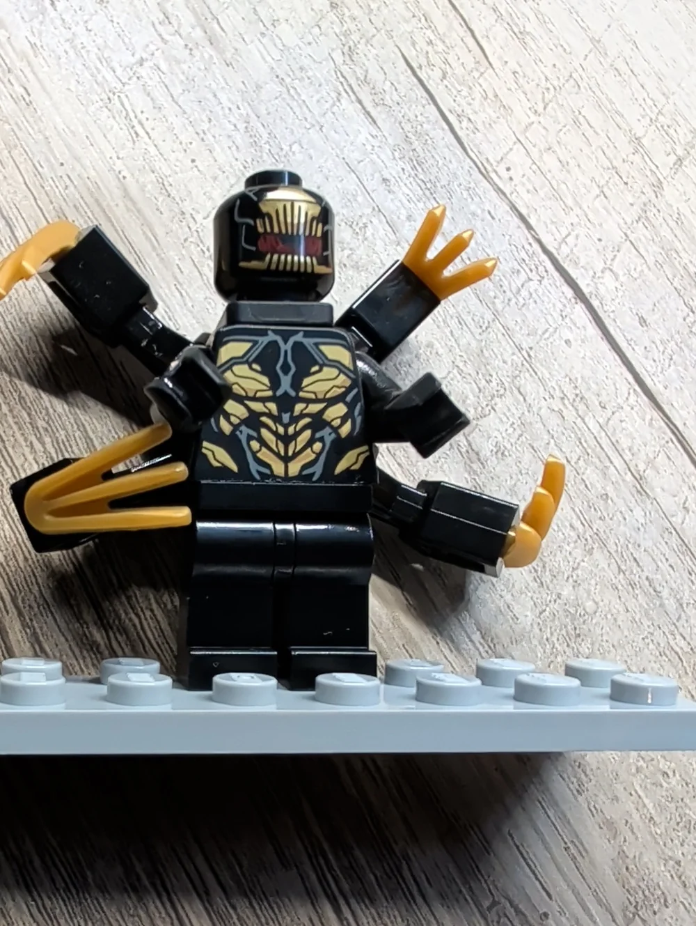 Lego Marvel Avengers Outrider Minofigure